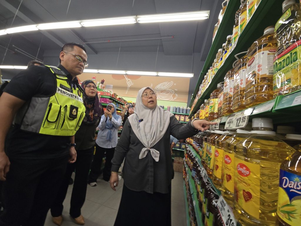 Smuggling of Subsidised Goods at Sarawak Border Persists, Says Minister 2 Smuggling of Subsidised Goods at Sarawak Border Persists, Says Minister