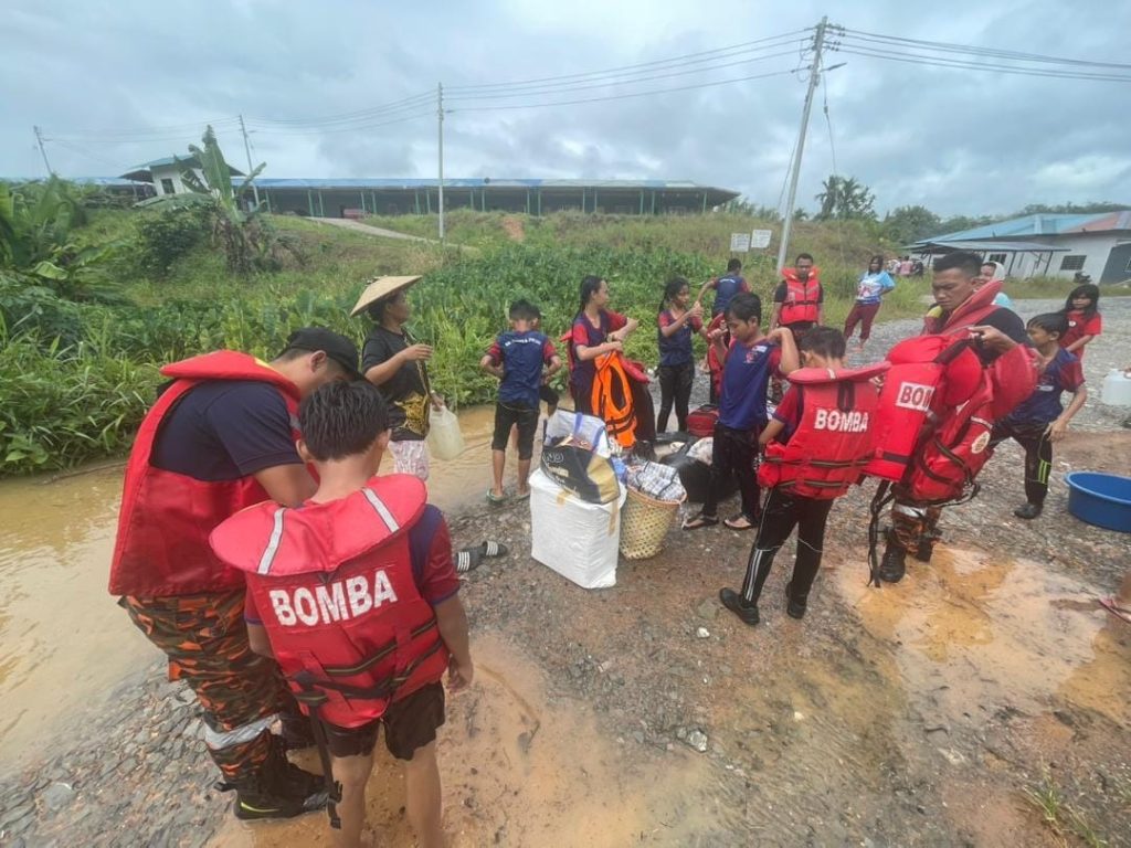 10 Rescued in Kanowit Flood: Firefighters and Police to the Rescue 4 10 Rescued in Kanowit Flood Firefighters and Police to the Rescue