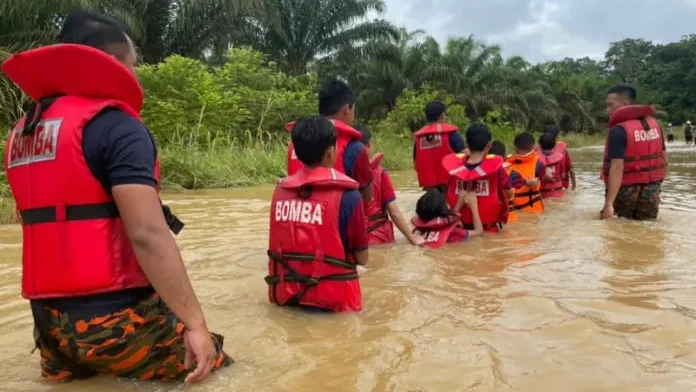 10 Rescued in Kanowit Flood: Firefighters and Police to the Rescue 1 10 Rescued in Kanowit Flood Firefighters and Police to the Rescue