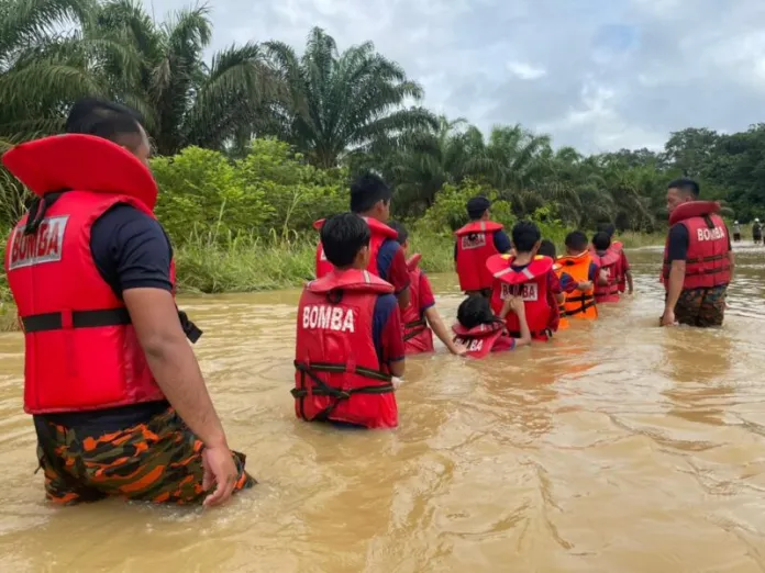 10 Rescued in Kanowit Flood: Firefighters and Police to the Rescue 2 10 Rescued in Kanowit Flood Firefighters and Police to the Rescue