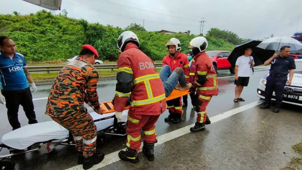 Car Overturns on Pan-Borneo Highway: 4 Men Injured in Morning Accident 3 Car Overturns on Pan-Borneo Highway 4 Men Injured in Morning Accident
