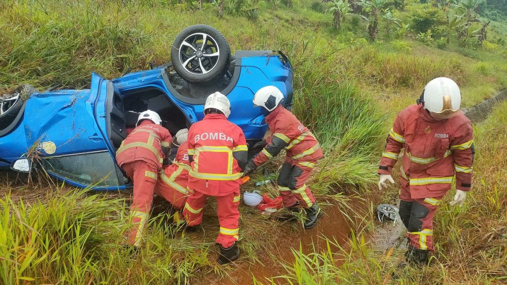 Car Overturns on Pan-Borneo Highway: 4 Men Injured in Morning Accident 4 Car Overturns on Pan-Borneo Highway 4 Men Injured in Morning Accident