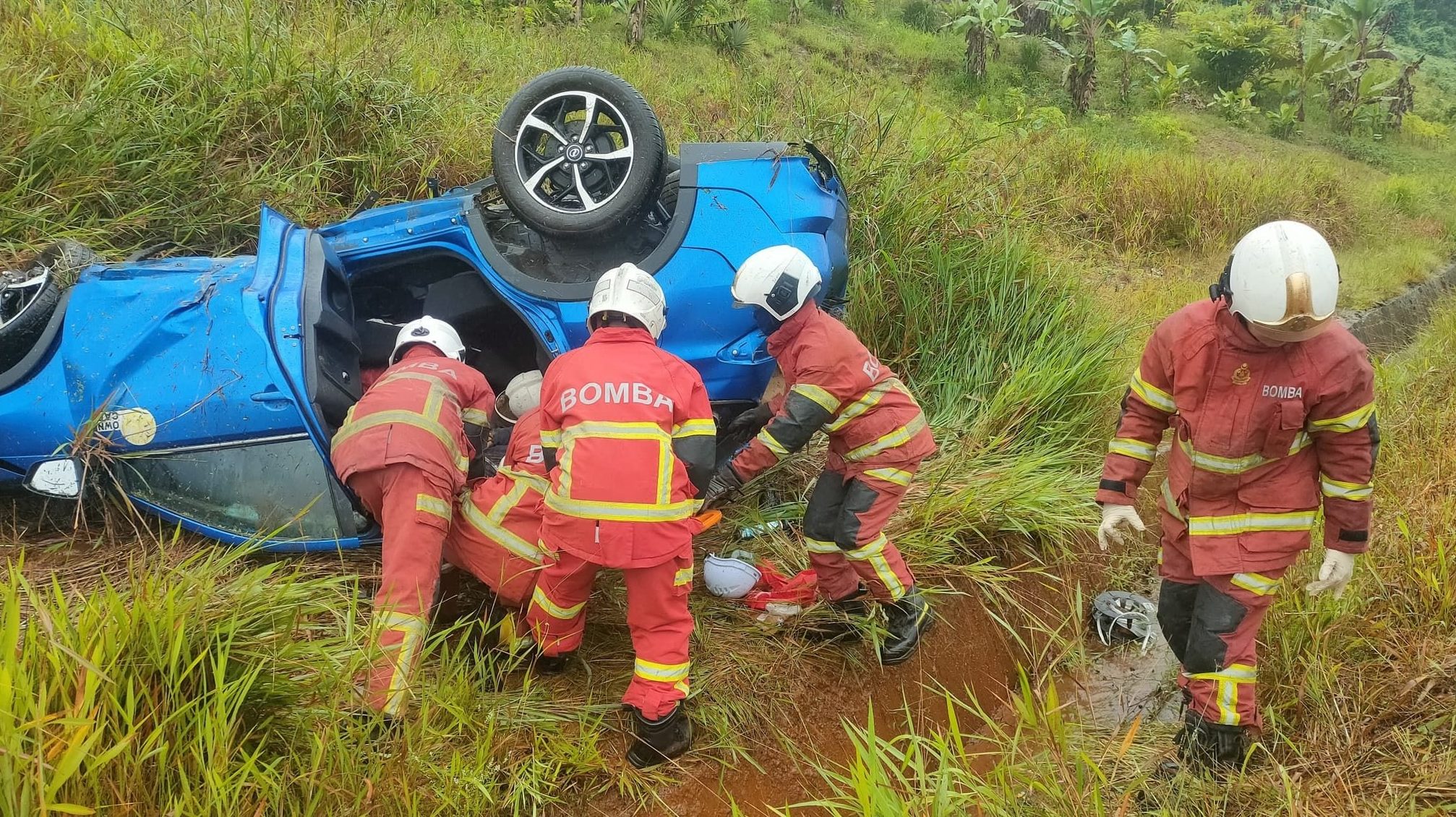 Car Overturns on Pan-Borneo Highway: 4 Men Injured in Morning Accident 1 Car Overturns on Pan-Borneo Highway 4 Men Injured in Morning Accident