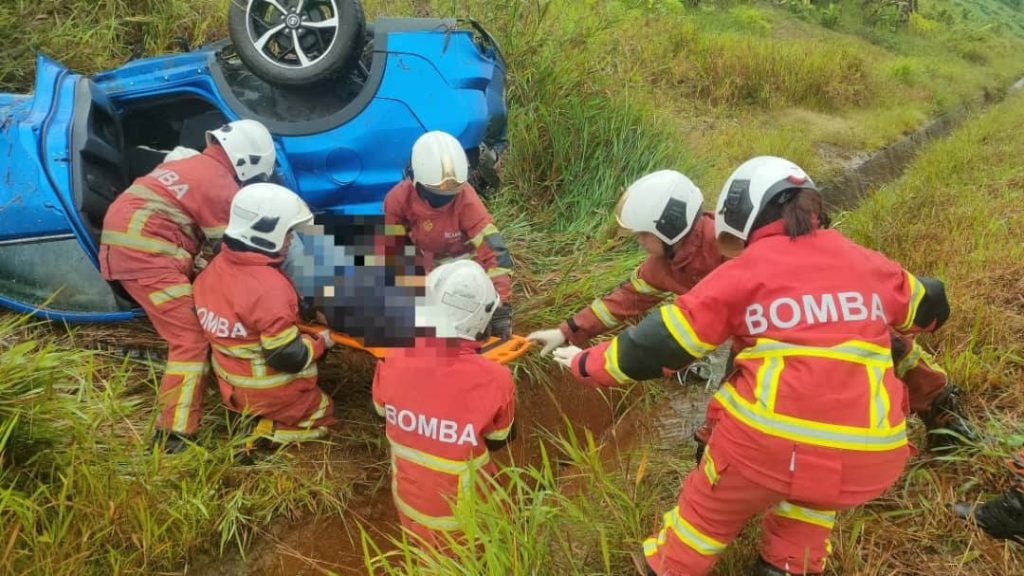 Car Overturns on Pan-Borneo Highway: 4 Men Injured in Morning Accident 2 Car Overturns on Pan-Borneo Highway 4 Men Injured in Morning Accident