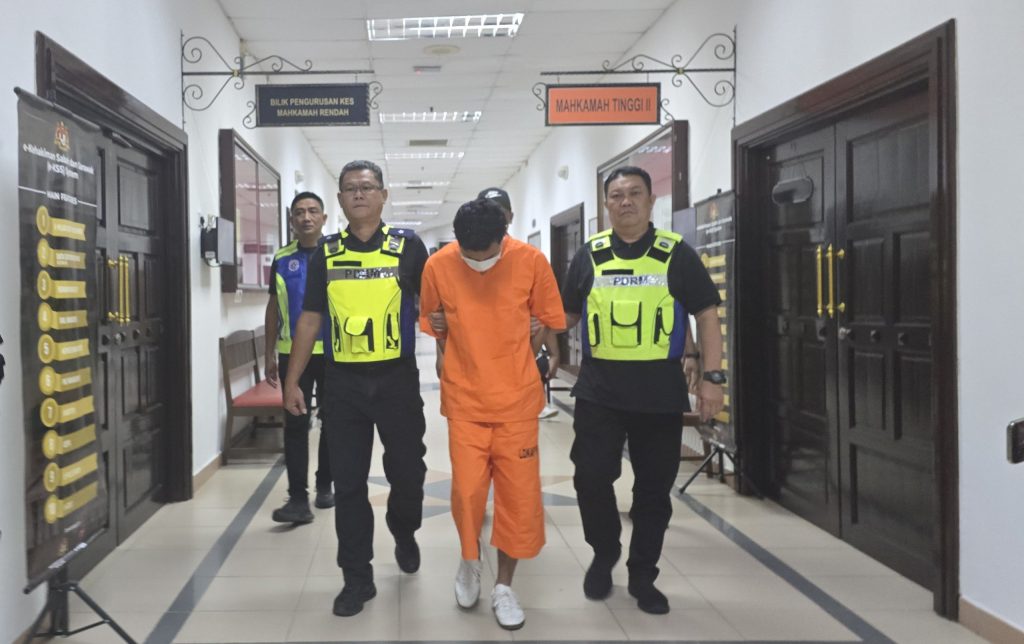 Decomposed Body Found in Jalan Setia Raja Ditch, Man Detained for Probe 2 Decomposed Body Found in Jalan Setia Raja Ditch, Man Detained for Probe