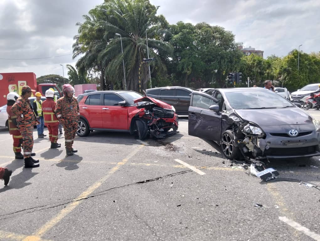 Elderly man and woman Escape Unharmed in Collision at Jalan Tun Razak, Kuching 2 Elderly man and woman Escape Unharmed in Collision at Jalan Tun Razak, Kuching