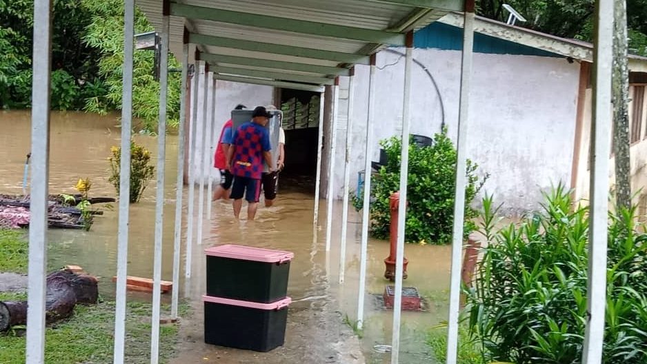 Flood Forces Evacuation of Saratok School Amid Rapidly Rising Waters 1 Flood Forces Evacuation of Saratok School Amid Rapidly Rising Waters