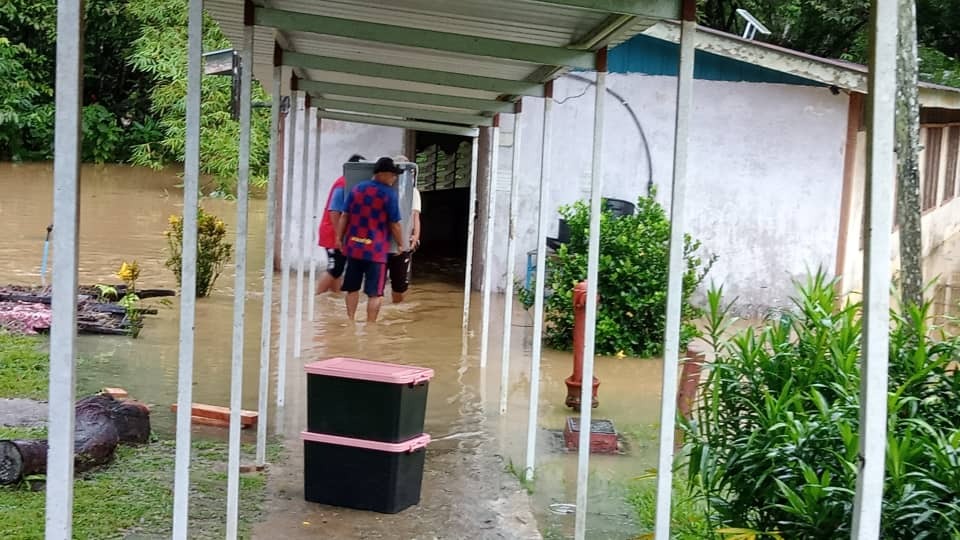Flood Forces Evacuation of Saratok School Amid Rapidly Rising Waters 2 Flood Forces Evacuation of Saratok School Amid Rapidly Rising Waters