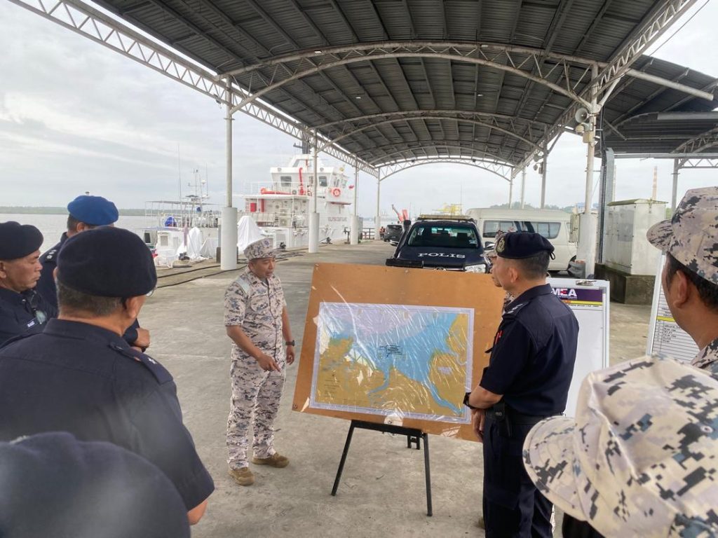 Fourth Fisherman Rescued in Asajaya, Search Ongoing for Two Missing Crew 2 Fourth Fisherman Rescued in Asajaya, Search Ongoing for Two Missing Crew