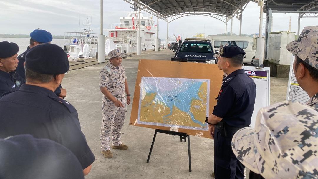 Fourth Fisherman Rescued in Asajaya, Search Ongoing for Two Missing Crew 1 Fourth Fisherman Rescued in Asajaya, Search Ongoing for Two Missing Crew