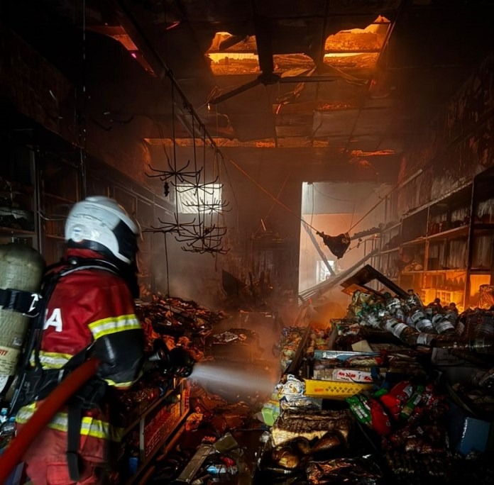 Jalan Padungan Fire : Fiery Inferno Destroys Three Shophouses in Kuching 2 Jalan Padungan Fire Fiery Inferno Destroys Three Shophouses in Kuching