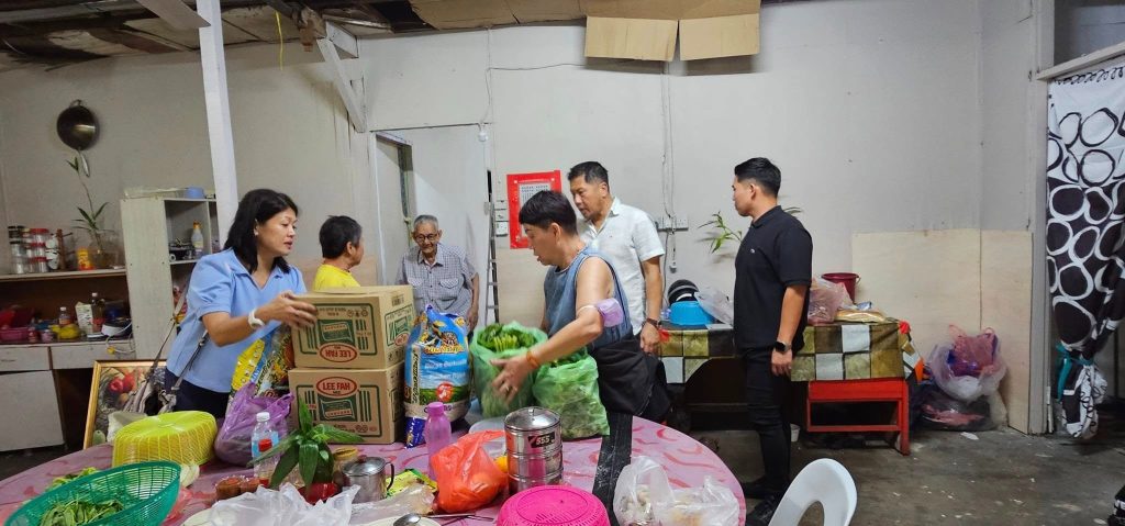 Kindness in Action: Kapitan Tan Kun Gee and Team Deliver Food Aid to the Needy 2 Kindness in Action: Kapitan Tan Kun Gee and Team Deliver Food Aid to the Needy