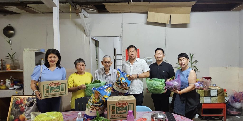 Kindness in Action: Kapitan Tan Kun Gee and Team Deliver Food Aid to the Needy 4 Kindness in Action: Kapitan Tan Kun Gee and Team Deliver Food Aid to the Needy
