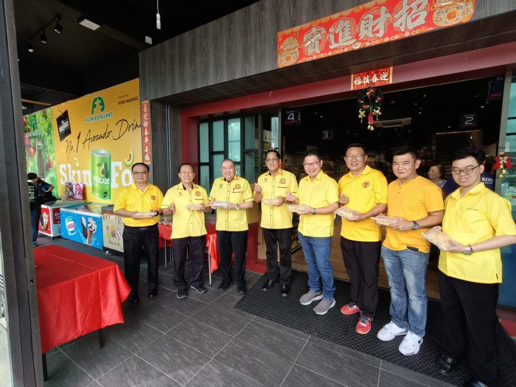 Kuching Residents Treated to Free Vegetarian Lunch by Team Share Love 4 Kuching Residents Treated to Free Vegetarian Lunch by Team Share Love