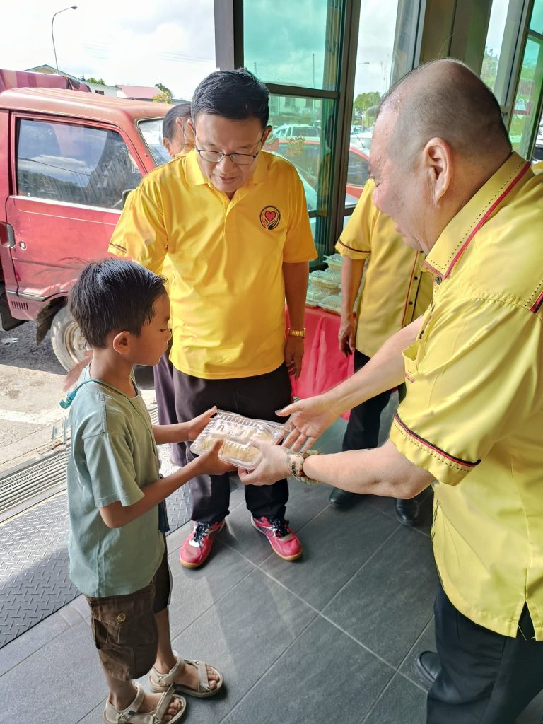 Kuching Residents Treated to Free Vegetarian Lunch by Team Share Love 2 Kuching Residents Treated to Free Vegetarian Lunch by Team Share Love