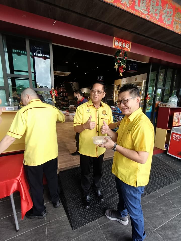 Kuching Residents Treated to Free Vegetarian Lunch by Team Share Love 3 Kuching Residents Treated to Free Vegetarian Lunch by Team Share Love
