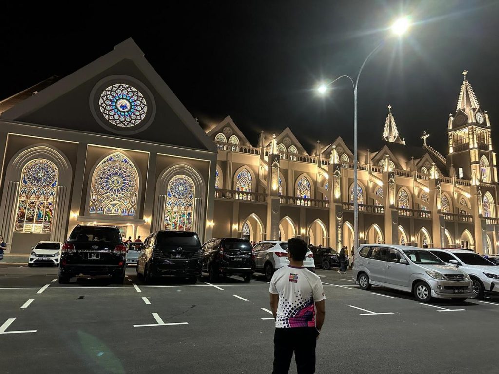 Overflowing Faith: St Peter’s Church Padungan Hosts First Midnight Mass 3 Overflowing Faith St Peter’s Church Padungan Hosts First Midnight Mass