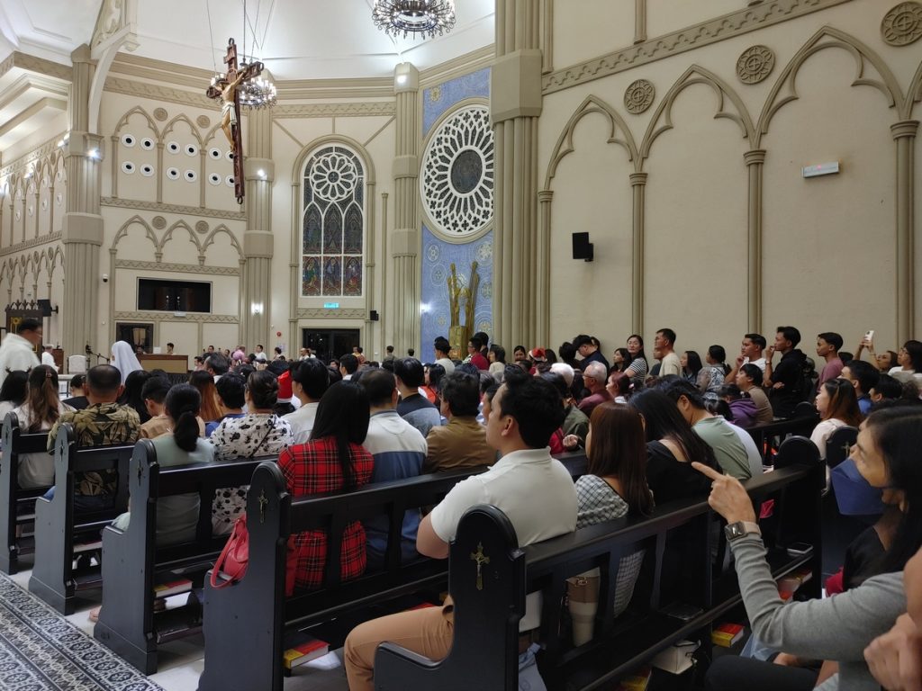 Overflowing Faith: St Peter’s Church Padungan Hosts First Midnight Mass 4 Overflowing Faith St Peter’s Church Padungan Hosts First Midnight Mass