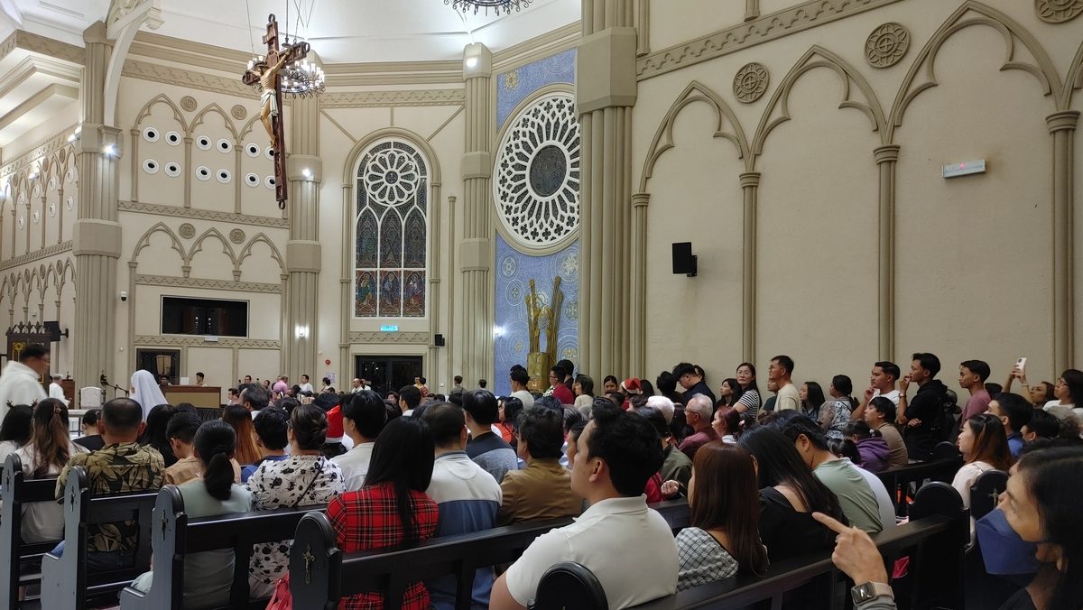 Overflowing Faith: St Peter’s Church Padungan Hosts First Midnight Mass 1 Overflowing Faith St Peter’s Church Padungan Hosts First Midnight Mass