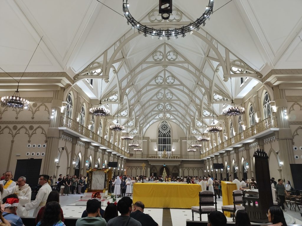 Overflowing Faith: St Peter’s Church Padungan Hosts First Midnight Mass 2 Overflowing Faith St Peter’s Church Padungan Hosts First Midnight Mass