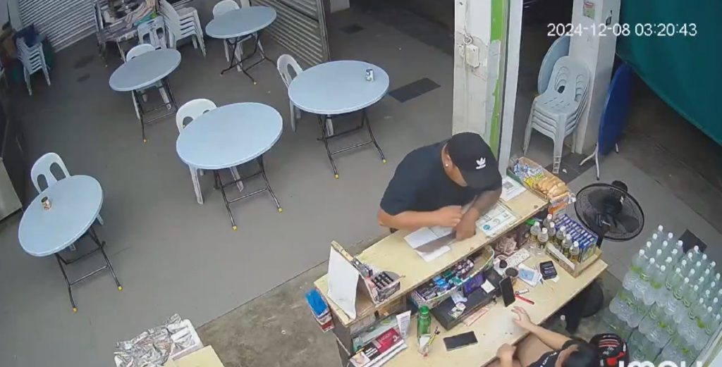 Parang-Wielding Robber Targets Mini Mart in Batu Niah, Police Seek Leads 2 Parang-Wielding Robber Targets Mini Mart in Batu Niah, Police Seek Leads