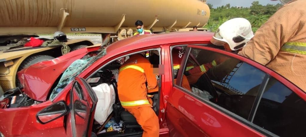 Proton Saga Driver Injured in Multi-Vehicle Crash on Jalan Pesisir Pantai 2 Proton Saga Driver Injured in Multi-Vehicle Crash on Jalan Pesisir Pantai