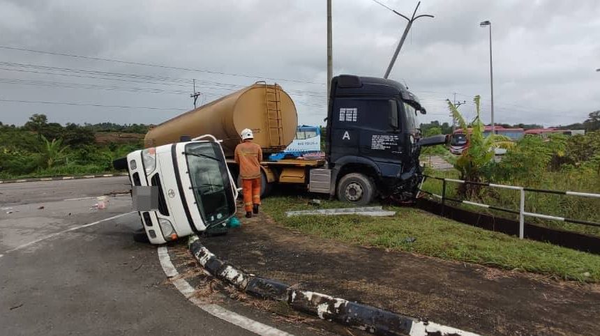 Proton Saga Driver Injured in Multi-Vehicle Crash on Jalan Pesisir Pantai 1 Proton Saga Driver Injured in Multi-Vehicle Crash on Jalan Pesisir Pantai