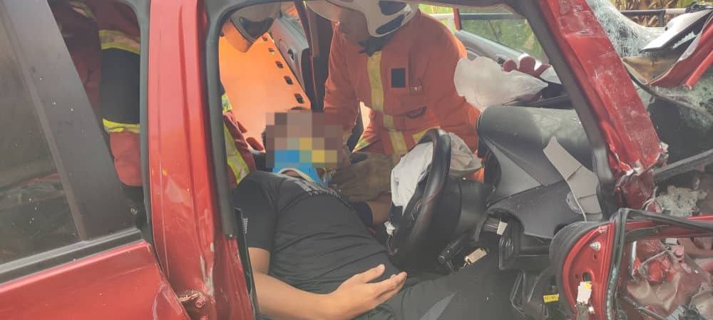 Proton Saga Driver Injured in Multi-Vehicle Crash on Jalan Pesisir Pantai 3 Proton Saga Driver Injured in Multi-Vehicle Crash on Jalan Pesisir Pantai