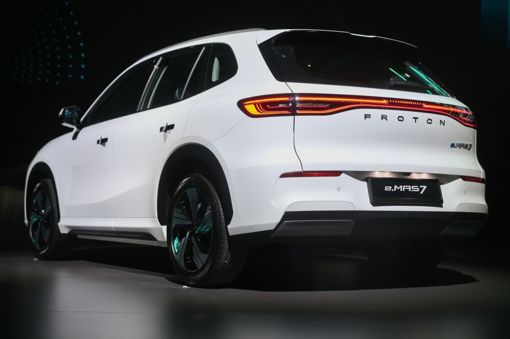 Proton e.MAS 7 Electric Vehicle Launched by PM Anwar: Prices Start at RM109,800 4 Proton e.MAS 7 Electric Vehicle Launched by PM Anwar Prices Start at RM109,800
