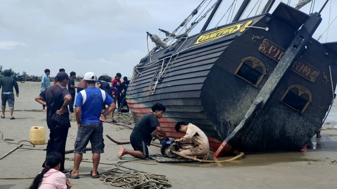 Russian Yacht Crew Rescued After Sandbar Mishap Near Kuala Oya Beach 1 Russian Yacht Crew Rescued After Sandbar Mishap Near Kuala Oya Beach