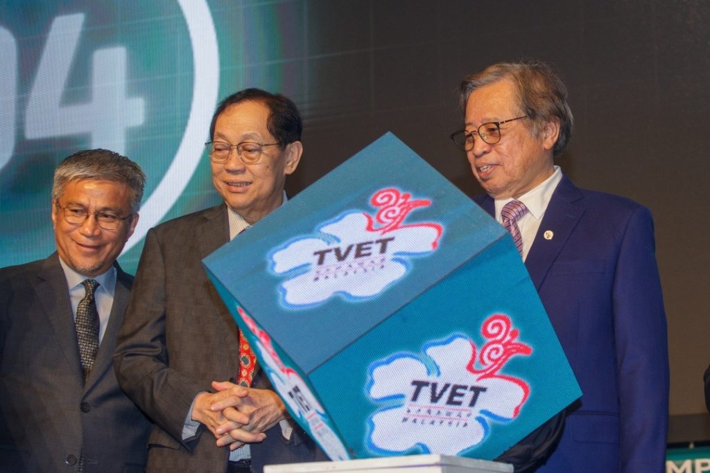 Sarawak’s Dual Language Policy: Building a Skilled Workforce for the Future 2 Sarawak’s Dual Language Policy Building a Skilled Workforce for the Future