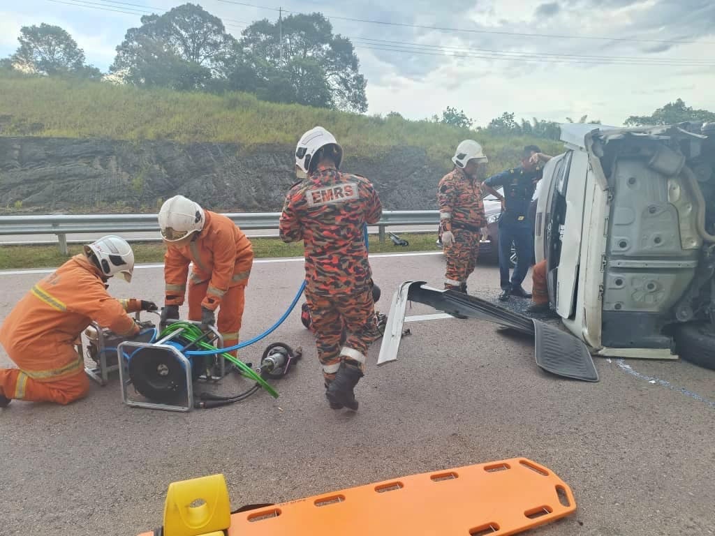 Seven Survive Scary Crash on Pan Borneo Highway Near Kampung Pentik 2 Seven Survive Scary Crash on Pan Borneo Highway Near Kampung Pentik