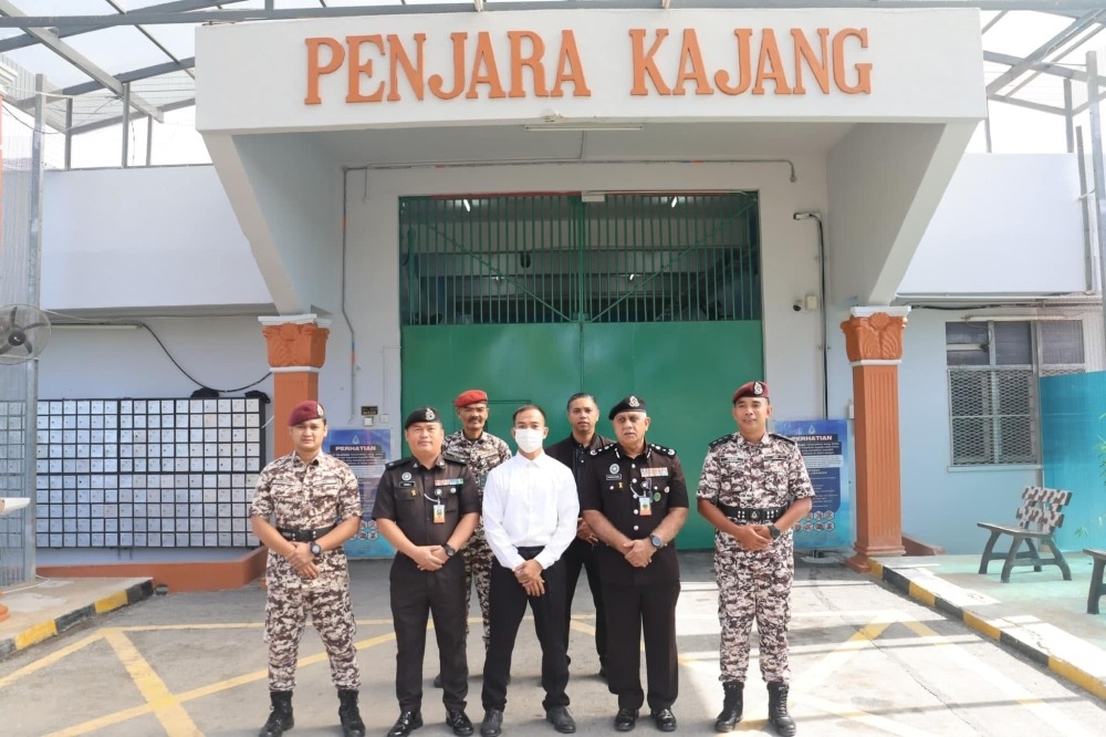 Sultan of Selangor Pardons First Prisoner with PhD on His Birthday 2 Sultan of Selangor Pardons First Prisoner with PhD on His Birthday