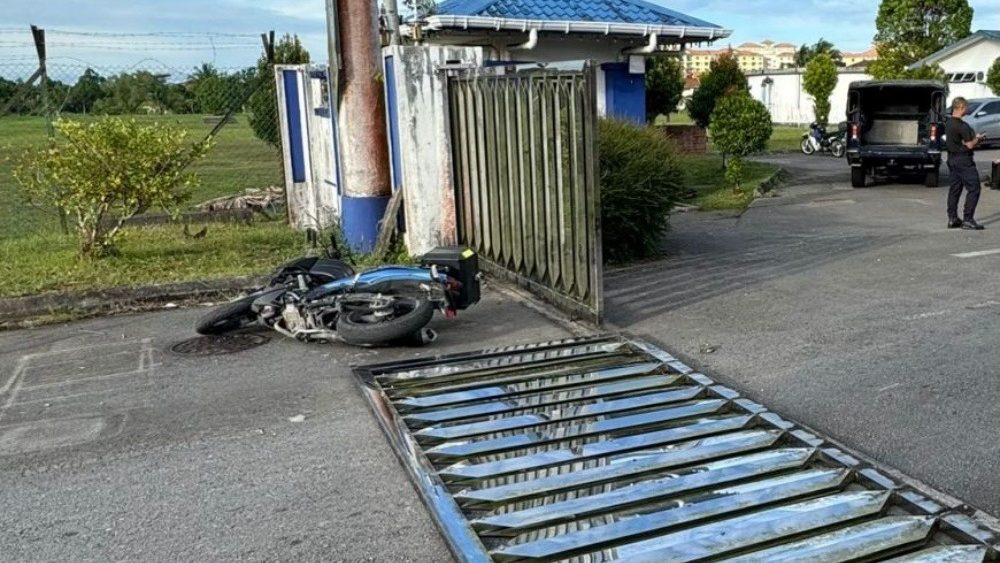 Suspected Snatch Thief Dies in Crash at Batu Kawa GOF Base 1 Suspected Snatch Thief Dies in Crash at Batu Kawa GOF Base