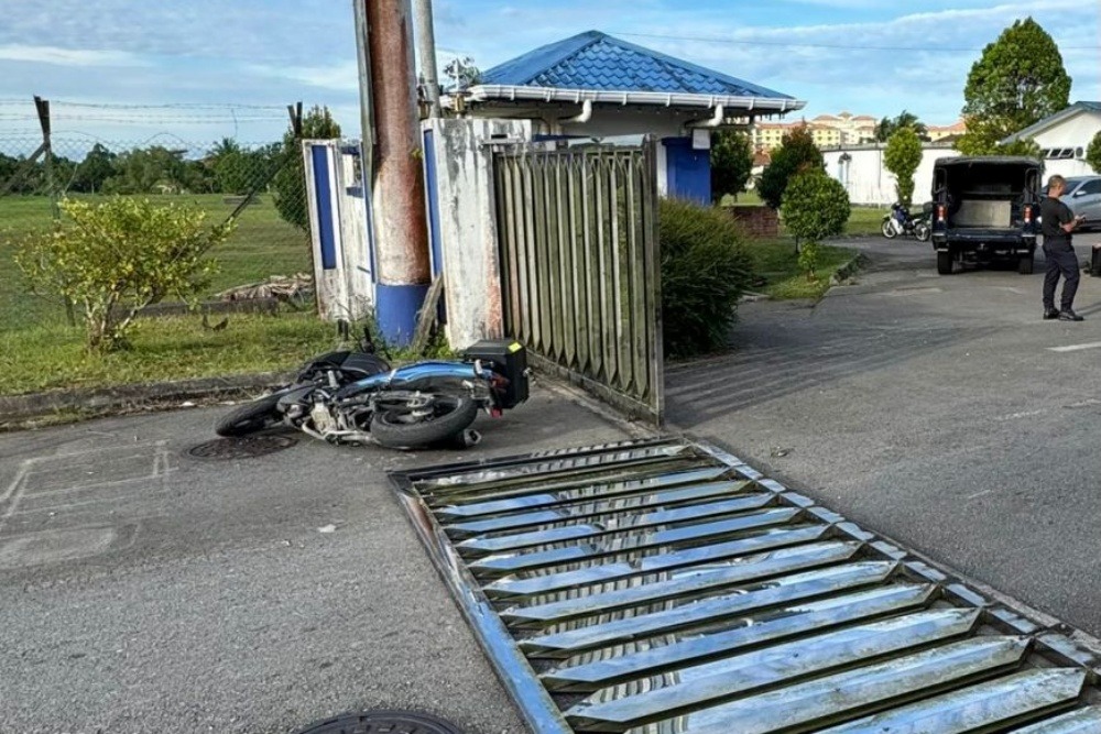 Suspected Snatch Thief Dies in Crash at Batu Kawa GOF Base 2 Suspected Snatch Thief Dies in Crash at Batu Kawa GOF Base