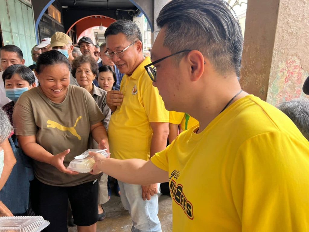 Team Dynamic Kuching Spreads Love with Free Vegetarian Meals 4 Team Dynamic Kuching Spreads Love with Free Vegetarian Meals