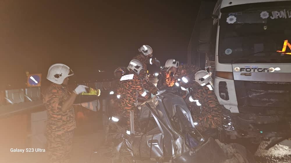 Tragic Collision: Two Dead in Perodua Kancil and Trailer Crash on Pan-Borneo 2 Tragic Collision Two Dead in Perodua Kancil and Trailer Crash on Pan-Borneo