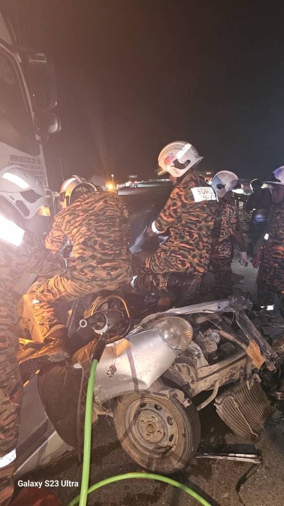 Tragic Collision: Two Dead in Perodua Kancil and Trailer Crash on Pan-Borneo 3 Tragic Collision Two Dead in Perodua Kancil and Trailer Crash on Pan-Borneo