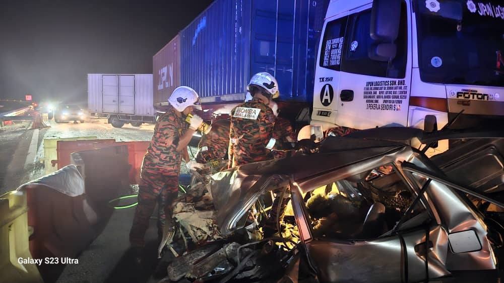 Tragic Collision: Two Dead in Perodua Kancil and Trailer Crash on Pan-Borneo 4 Tragic Collision Two Dead in Perodua Kancil and Trailer Crash on Pan-Borneo