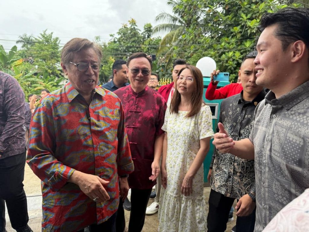 Abang Johari Visits Lo Khere Chiang’s Home for CNY 2025 Festivities 2 Abang Johari Visits Lo Khere Chiang’s Home for CNY 2025 Festivities