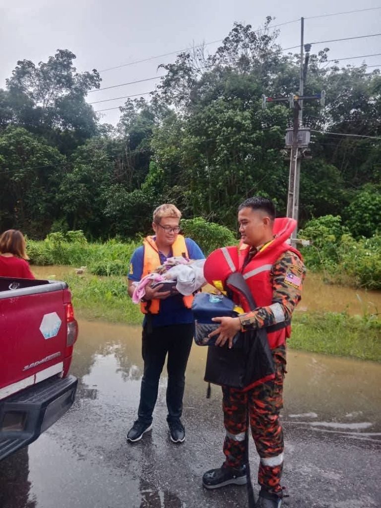 Bomba Rescues Flood-Stranded Family at Jalan Lukut-Penyulau 3 Bomba Rescues Flood-Stranded Family at Jalan Lukut-Penyulau