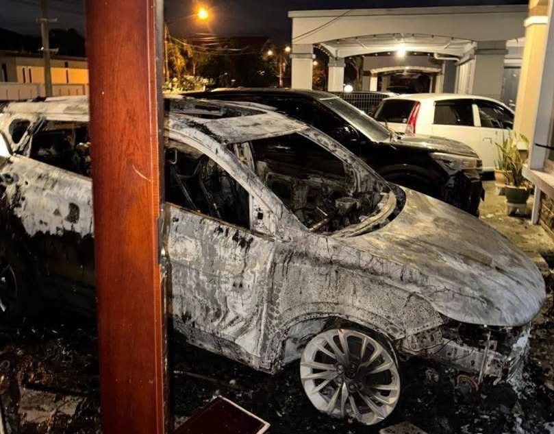 Chaos at Jalan Depot: Cars Damaged, Petrol Bombs Hurled into House 2 Chaos at Jalan Depot Cars Damaged, Petrol Bombs Hurled into House