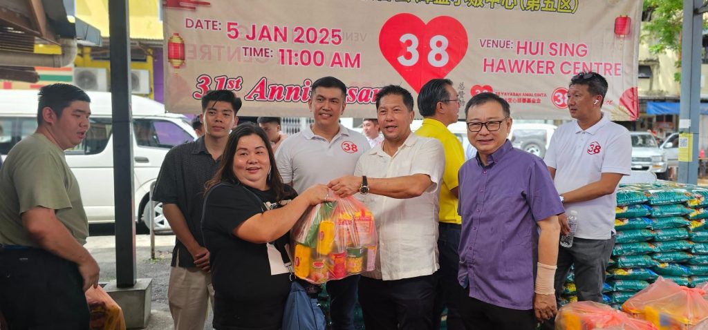 Dr. Sim Kui Hian Joins Charity Food Aid Program to Support Sarawakians 3 Dr. Sim Kui Hian Joins Charity Food Aid Program to Support Sarawakians