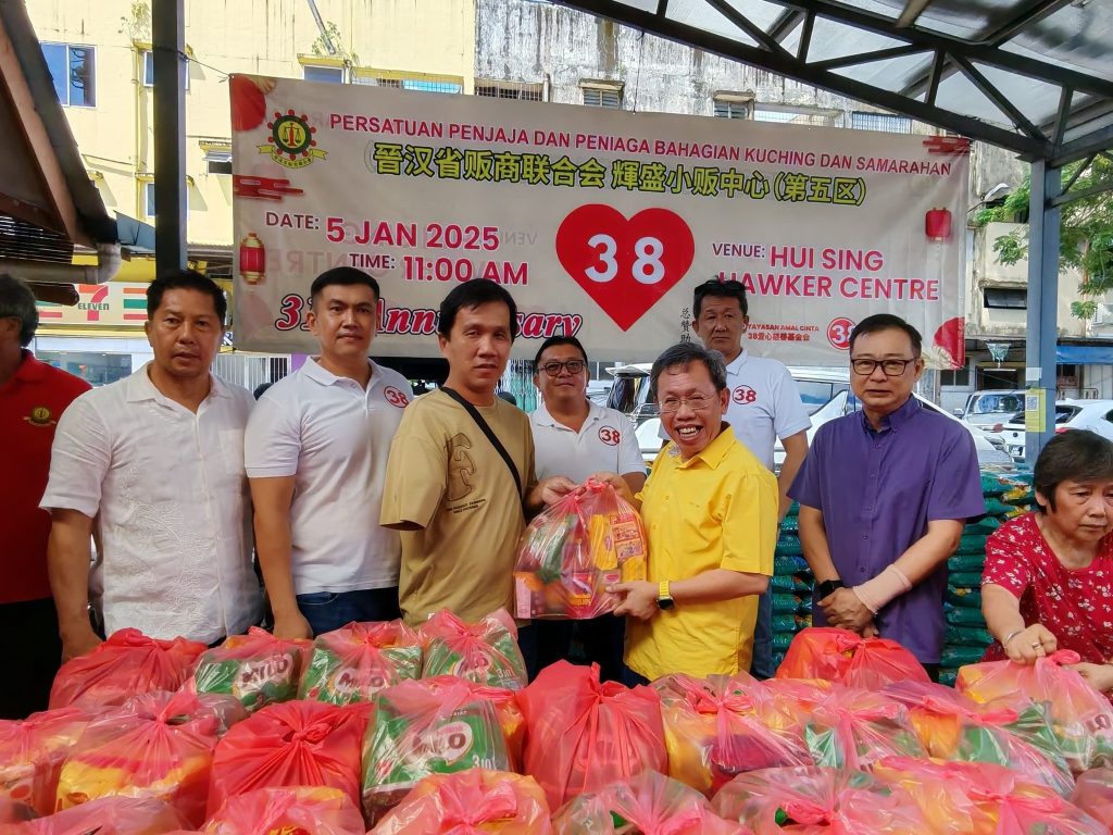 Dr. Sim Kui Hian Joins Charity Food Aid Program to Support Sarawakians 2 Dr. Sim Kui Hian Joins Charity Food Aid Program to Support Sarawakians