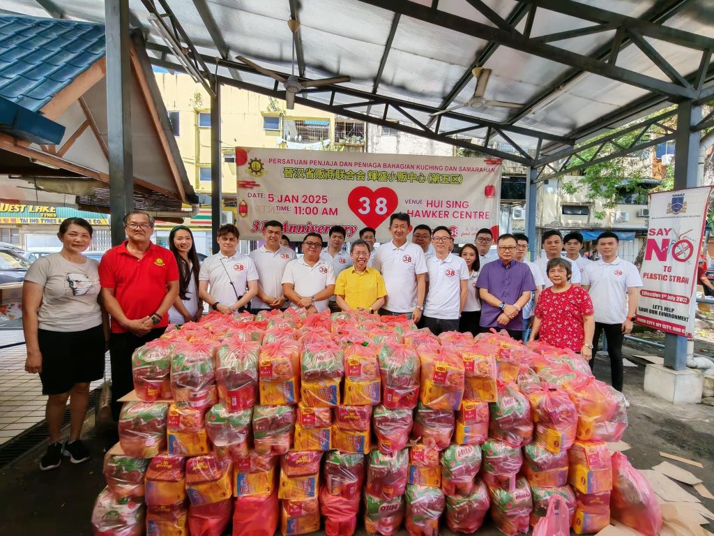 Dr. Sim Kui Hian Joins Charity Food Aid Program to Support Sarawakians 4 Dr. Sim Kui Hian Joins Charity Food Aid Program to Support Sarawakians