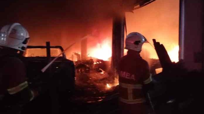 Early Morning Blaze in Miri Destroys 5 Vehicles at Auto Repair Shop 1 Early Morning Blaze in Miri Destroys 5 Vehicles at Auto Repair Shop
