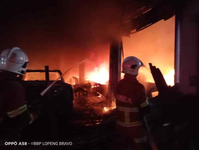 Early Morning Blaze in Miri Destroys 5 Vehicles at Auto Repair Shop 2 Early Morning Blaze in Miri Destroys 5 Vehicles at Auto Repair Shop