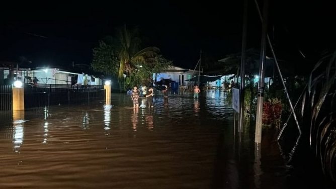 Flash Flood Hits Kampung Tringgus Rabak Rotan, Eight Houses Affected 1 Flash Flood Hits Kampung Tringgus Rabak Rotan, Eight Houses Affected