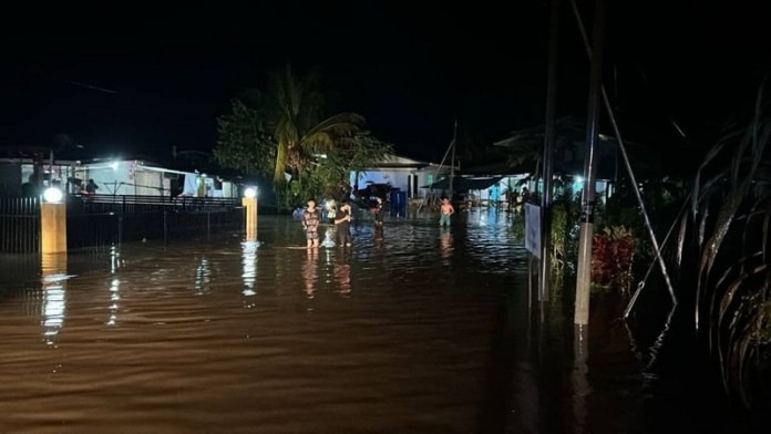 Flash Flood Hits Kampung Tringgus Rabak Rotan, Eight Houses Affected 2 Flash Flood Hits Kampung Tringgus Rabak Rotan, Eight Houses Affected