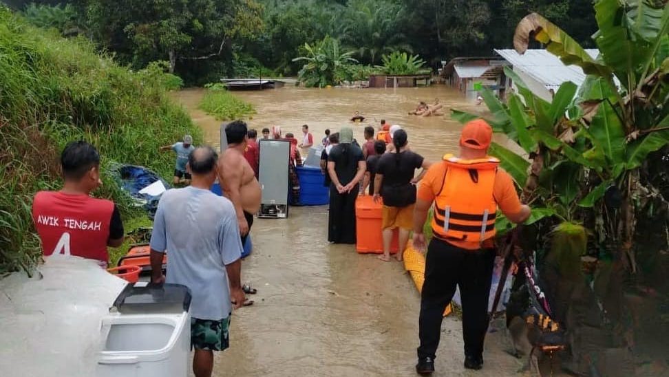 Floods Submerge Saratok Longhouse: Over 130 Residents Evacuated 1 Floods Submerge Saratok Longhouse Over 130 Residents Evacuated